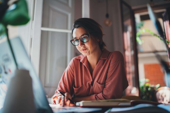 femme sur ordinateur